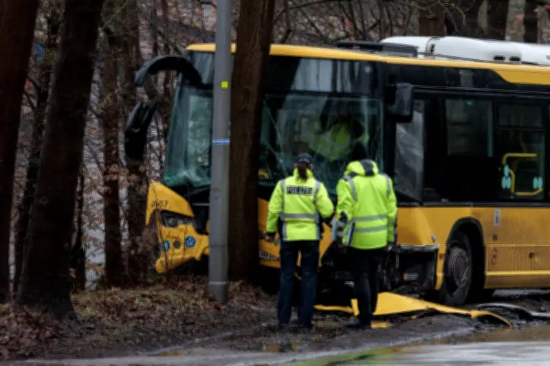 Schwerer Busunfall in Berlin-Gatow: Zwölf Verletzte - Autofahrer in Lebensgefahr