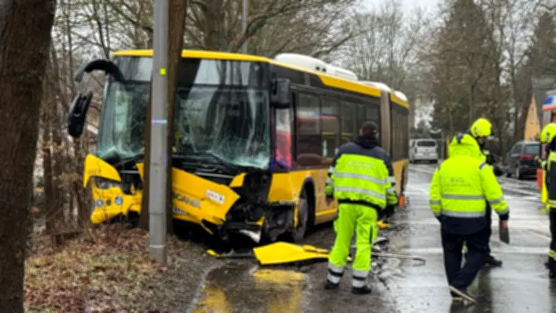 Schwerer Busunfall in Berlin-Spandau: 12 Verletzte, Autofahrer in Lebensgefahr