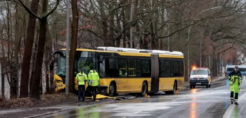 Schwerer Busunfall in Berlin-Spandau: Zwölf Verletzte, ein Mann in Lebensgefahr