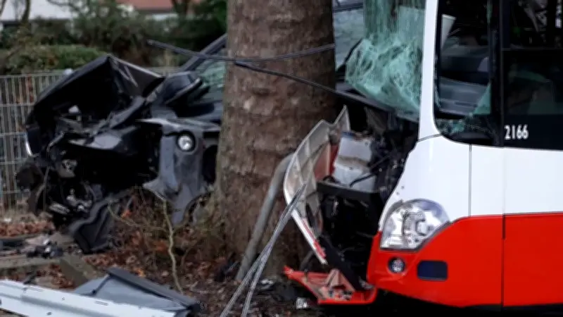 Schwerer Busunfall in Gladbeck: Linienbus kollidiert mit Autos und Baum