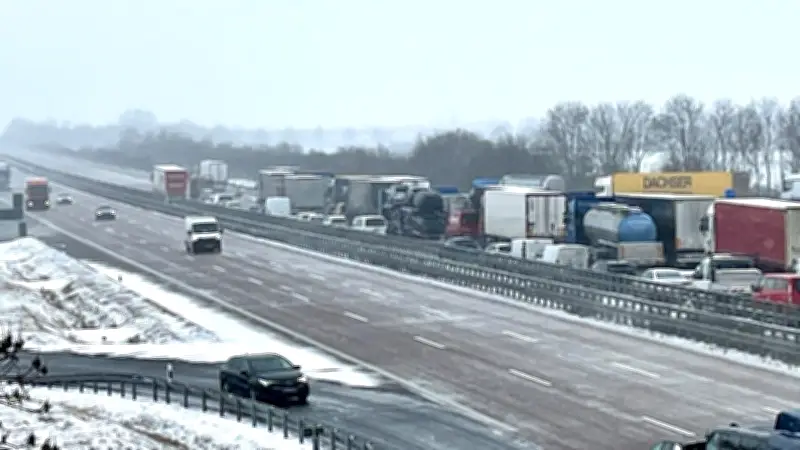 Schwerer Lkw-Unfall auf winterlicher A9 bei Bitterfeld-Wolfen - Autobahn bis Nachmittag gesperrt