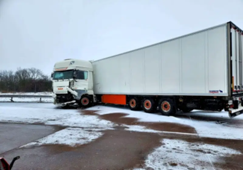 Schwerer Lkw-Unfall auf winterlicher A9 bei Bitterfeld-Wolfen - Autobahn voll gesperrt
