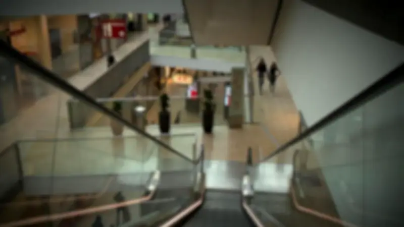 Schwerer Rolltreppen-Unfall in Dresden: Frau stürzt nach Stufenbruch in Treppeninneres