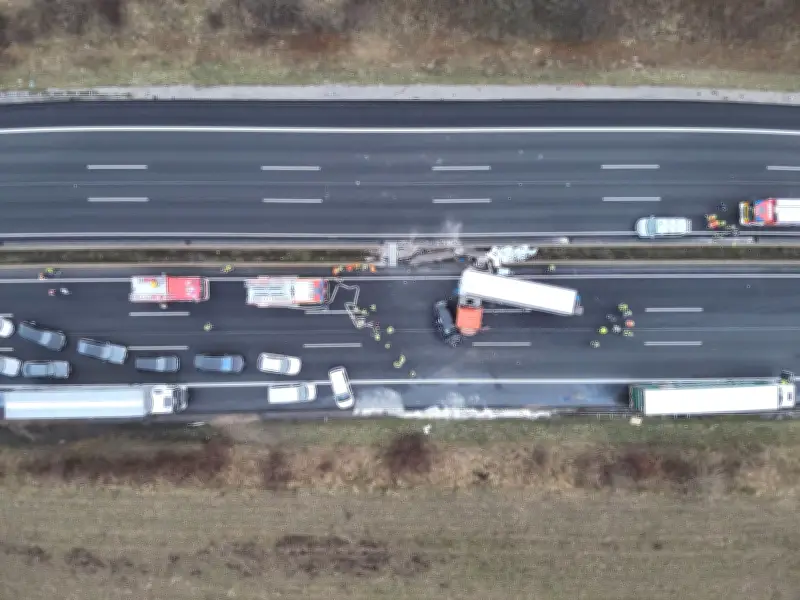 Schwerer Unfall auf A7 bei Seesen: Drei Schwerverletzte nach Massenkarambolage