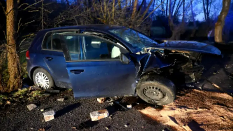 Schwerer Unfall bei Darnebeck: 19-Jährige prallt frontal gegen Brückengeländer