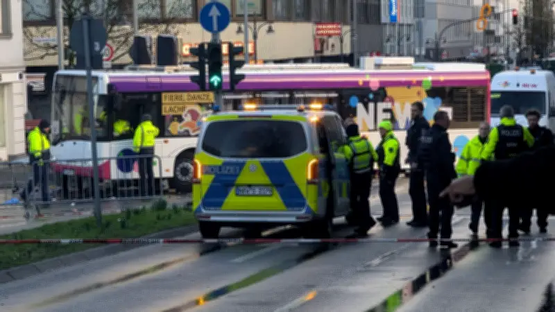 Schwerer Unfall bei Karnevalsumzug in Mönchengladbach: 23-Jährige Ordnerin unter Bus geraten