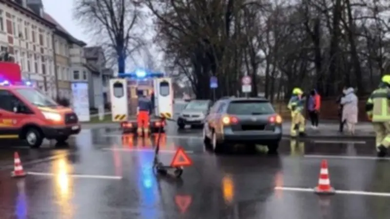 Schwerer Unfall in Halberstadt: E-Scooterfahrer von Auto erfasst und schwer verletzt
