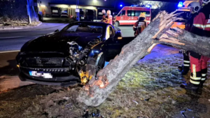 Schwerer Unfall in Ludwigsfelde: Ford Mustang kracht gegen Baum – Insassen unverletzt