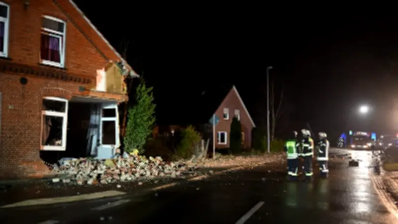 Schwerer Unfall in Niedersachsen: Betrunkener Fahrer reißt Hauswand ein
