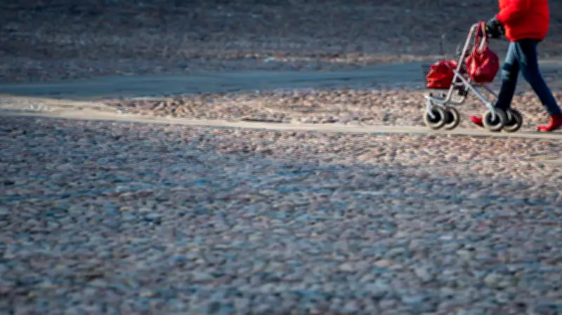 Schwerer Unfall in Rostock: Seniorin mit Rollator von rückwärts fahrendem Auto erfasst
