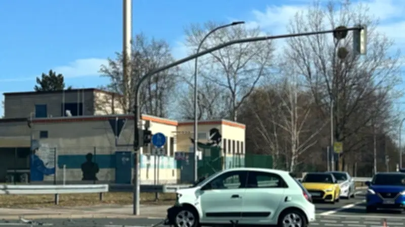 Schwerer Unfall in Wolfen: Transporter fährt bei Rot gegen Renault - 83-Jährige schwer verletzt