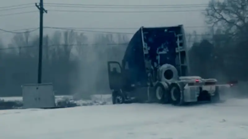 Schwerer Unfall verhindert: Zug rammt feststeckenden Laster an Bahnübergang