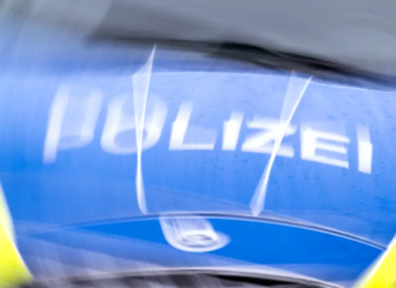 Schwerer Verkehrsunfall in der Prignitz: Auto überschlägt sich - vier Personen verletzt