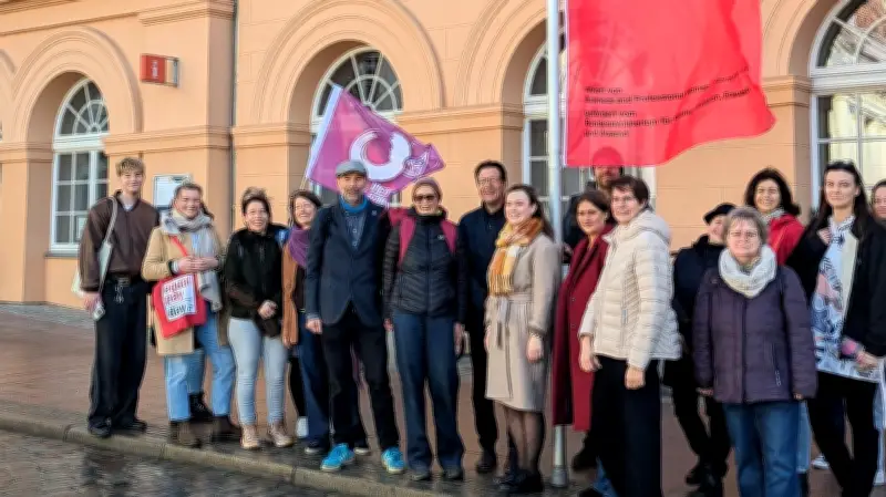 Schwerin hisst Flagge für Entgeltgleichheit: Stadt setzt Zeichen gegen Lohnlücke