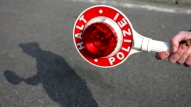 Schwertransport auf A38 bei Lützen steckt in Baustelle fest - Polizei verhängt Bußgeld