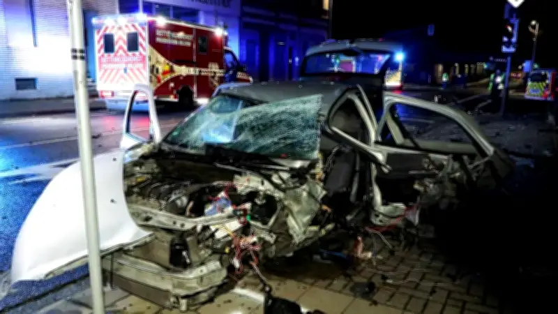 Sechs Verletzte bei schwerem Unfall in NRW: Verdacht auf illegales Autorennen