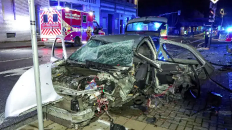 Sechs Verletzte nach schwerem Crash in Hilden: Polizei ermittelt zu illegalem Autorennen
