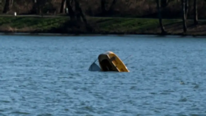 Segelboot kentert auf Baldeneysee: Ehepaar aus eiskaltem Wasser gerettet