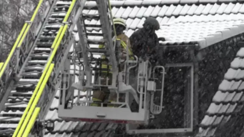 SEK stürmt Duisburger Wohnung: Messer-Angreifer über Drehleiter überrascht