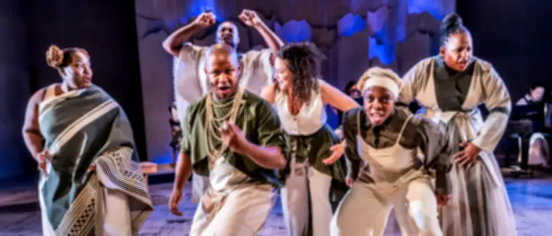 „Selemo“ an der Neuköllner Oper: Eine dekoloniale Frühlingsbeschwörung mit stehendem Applaus