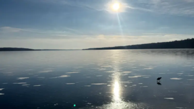 Seltenes Naturphänomen: Der tiefe Tollensesee in Neubrandenburg ist plötzlich zugefroren