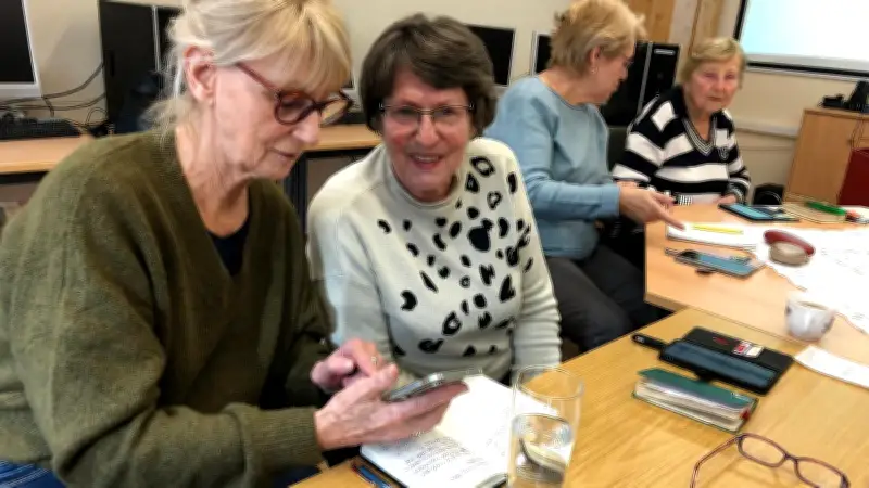 Senioren in Halle meistern digitale Welt: Computerkurse voll ausgelastet