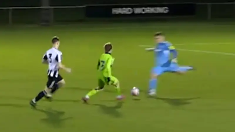 Sensationeller Torwart-Treffer: Traumtor aus der eigenen Hälfte begeistert Fußballwelt