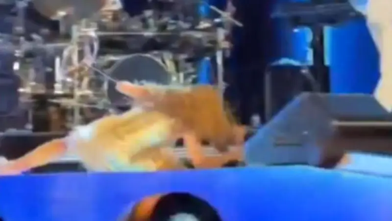 Shakira stürzt bei Konzertauftakt in San Salvador: Mikrofonständer wird zur Stolperfalle