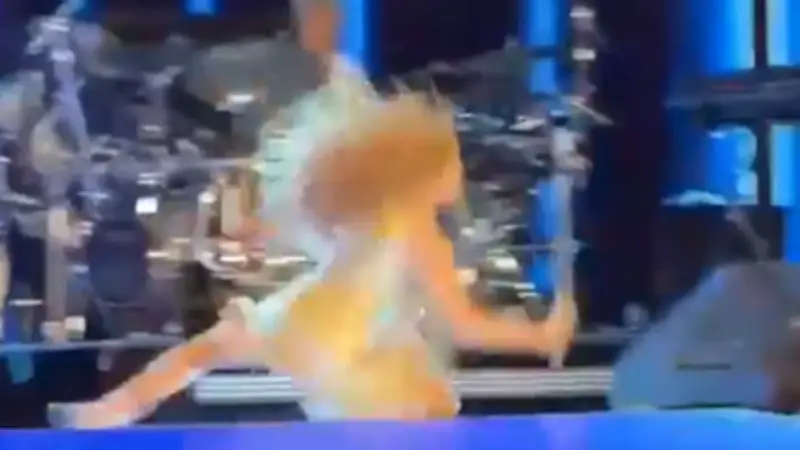 Shakira stürzt live auf der Bühne: Popstar zeigt sich als wahre Profi-Künstlerin