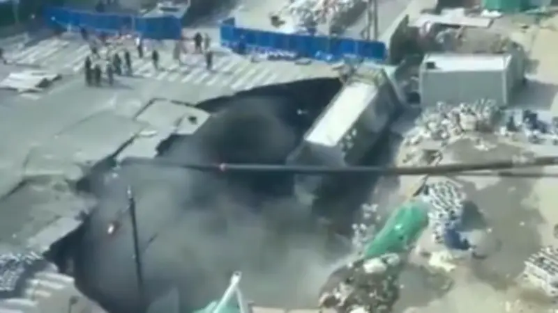 Shanghai: Straße sackt bei U-Bahn-Bau ein - Riesiger Krater verschlingt Baustelle