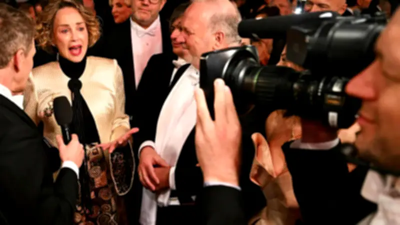 Sharon Stone erleidet Panikattacke beim Wiener Opernball und flüchtet ins Hotel Sacher