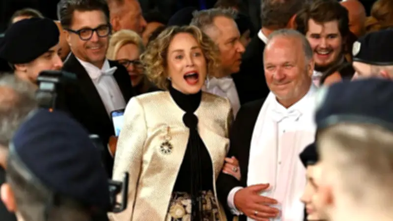 Sharon Stone erleidet Panikattacke beim Wiener Opernball und flüchtet vor Menschenmenge