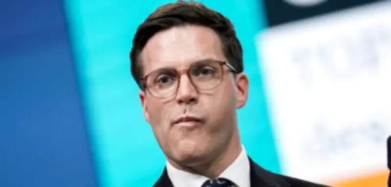 Shitstorm um Manuel Hagels Stammtischparole: Wann waschen Männer sich selbst den Kopf?