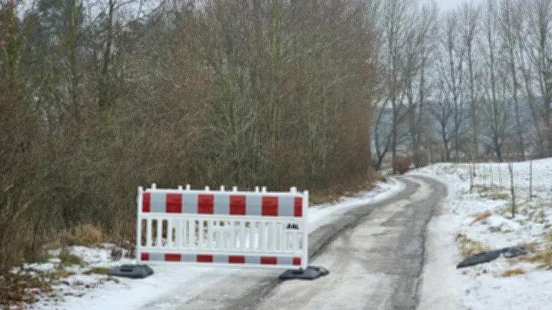Sicherheitsbedingte Straßensperrungen im Landgrabental: Eisglätte und Baumfällarbeiten