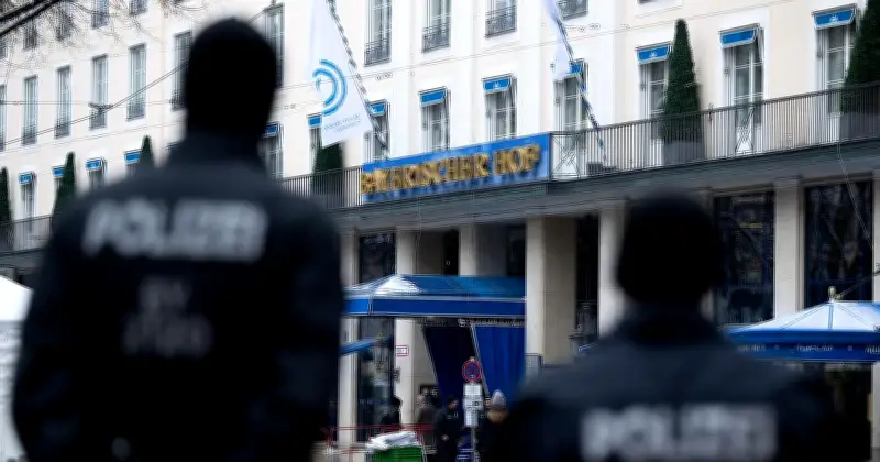 Siko 2026 in München: Greenpeace-Aktivisten seilen sich von Kran ab – Polizei mit Großaufgebot