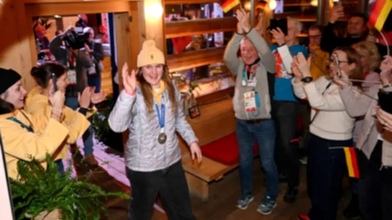 Silber-Emma feiert im Deutschen Haus: Von ruhiger Athletin zur Partykönigin bei Olympia