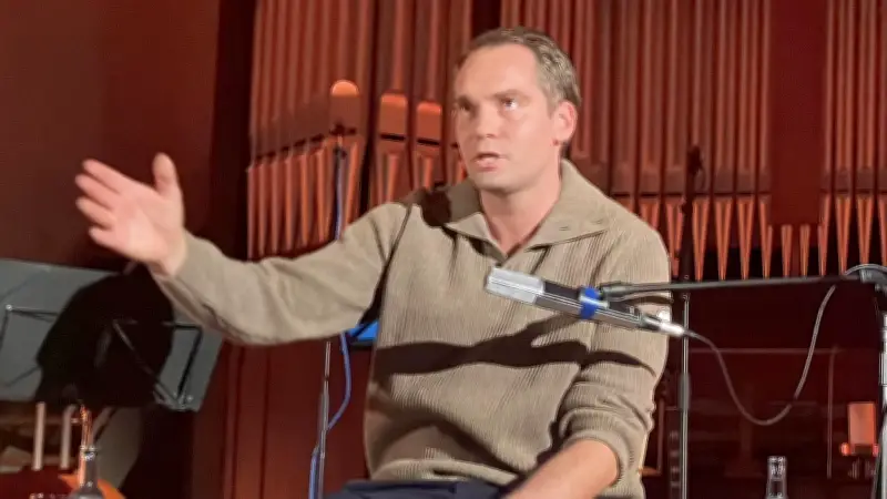 Simon Strauß liest in Templin: Wo Gemeinschaft gelingt und scheitert