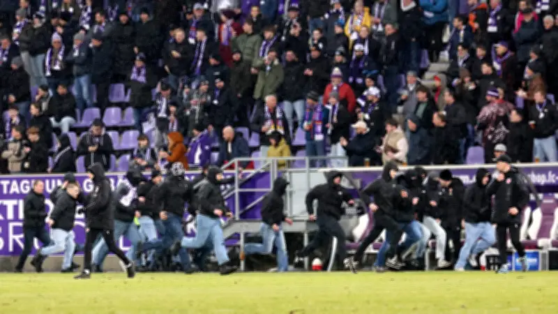 Skandal bei Drittliga-Duell: Aue-Chaoten stürmen Platz, Cottbus-Spieler flüchten in Kabine