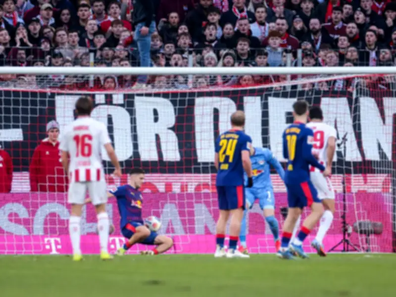 Skurrile Handspiel-Szene löst Frust beim 1. FC Köln aus: RB Leipzig siegt knapp