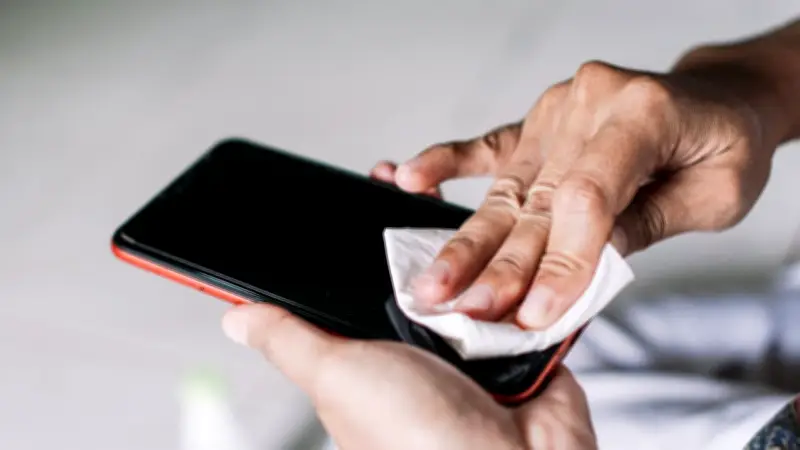 Smartphone reinigen: Warum Brillenputztücher die Display-Beschichtung zerstören