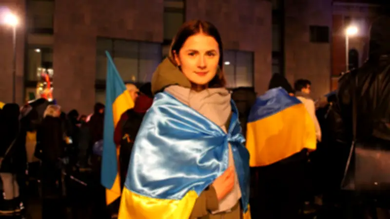 Solidarität in Halle: Menschenkette zum vierten Jahrestag des Ukraine-Kriegs