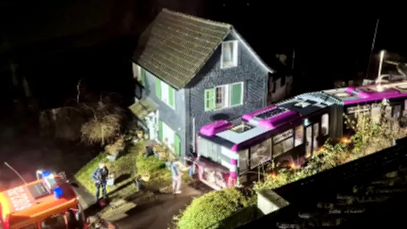 Solingen: Schienenersatzbus in Sackgasse festgefahren – seit über 12 Stunden blockiert