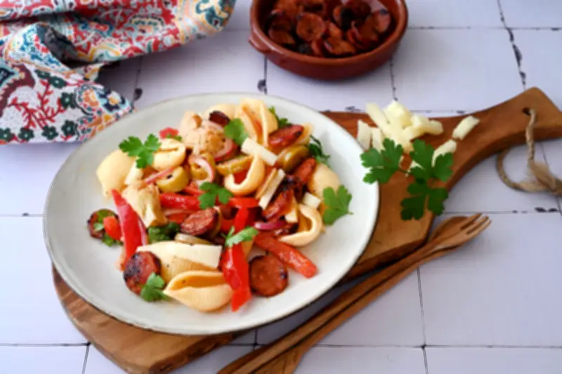 Spanischer Nudelsalat mit Chorizo und Manchego: Tapas-Feeling auf dem Teller