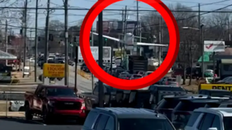 Spektakuläre Notlandung in den USA: Flugzeug landet auf belebter Kreuzung