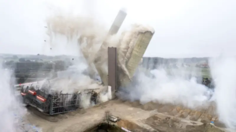 Spektakuläre Sprengung: 275-Meter-Schornstein in Ibbenbüren fällt mit 14.600 Kilo Sprengstoff