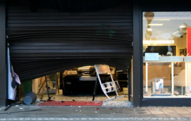 Spektakulärer Juwelier-Einbruch in Stuhr: Täter flüchten mit gestohlenem Auto