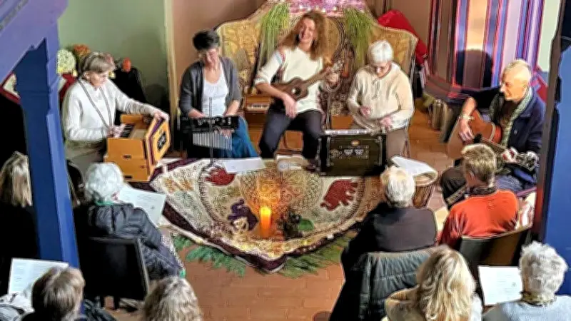 Spirituelle Klänge erfüllen Renneritzer Kirche: Drittes Mit-Sing-Konzert mit Mantras