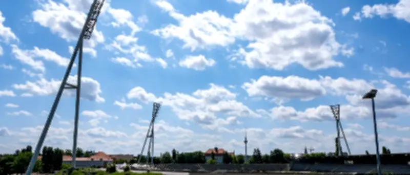 Sprengung im Jahn-Sportpark: Zwei historische Flutlichtmasten in Berlin-Prenzlauer Berg werden rückgebaut