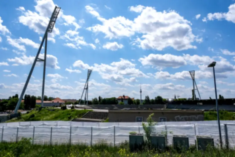 Sprengung zweier Flutlichtmasten im Berliner Jahnsportpark am Donnerstag