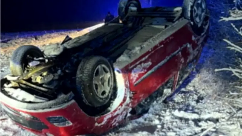 Spritztour ohne Führerschein: 16-Jähriger überschlägt sich in Kurve auf glatter Straße